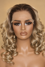 Perruque LYN, coloris Blond, gros plan visage